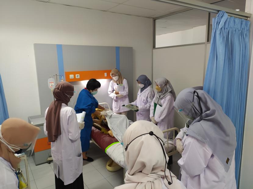 Mahasiswa STIKES sedang mengikuti praktik pendidikan kesehatan di kelas