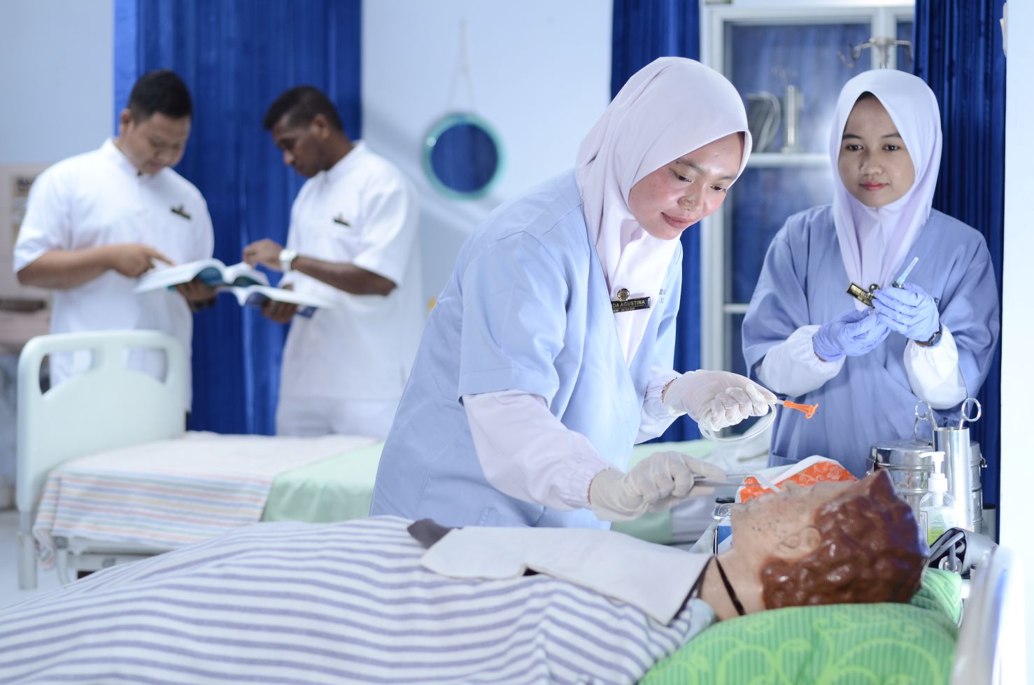 Mahasiswa STIKes Istara Nusantara mengikuti praktik pendidikan kesehatan di laboratorium