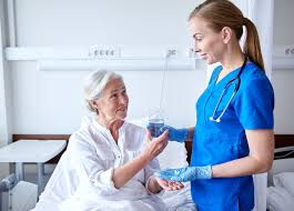 Perawat profesional sedang berinteraksi dengan pasien sebagai penerapan etika keperawatan dalam pelayanan kesehatan di STIKes Istara Nusantara.