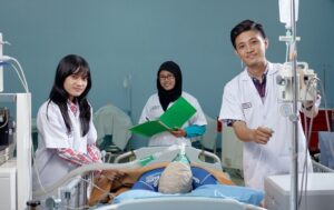 Mahasiswa STIKes Istara Nusantara melakukan pembelajaran praktik keperawatan dengan dukungan teknologi digital