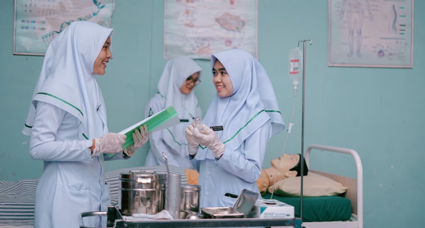 Mahasiswa STIKes Istara Nusantara sedang melaksanakan praktikum lapangan keperawatan di rumah sakit untuk melatih keterampilan klinis dan empati profesional.