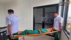 Mahasiswa STIKes Istara Nusantara melakukan simulasi keperawatan untuk melatih keterampilan klinis dan empati sebelum praktik di rumah sakit.