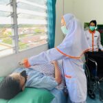Mahasiswa STIKes Istara Nusantara melakukan simulasi klinik keperawatan di laboratorium praktik dengan bimbingan dosen profesional