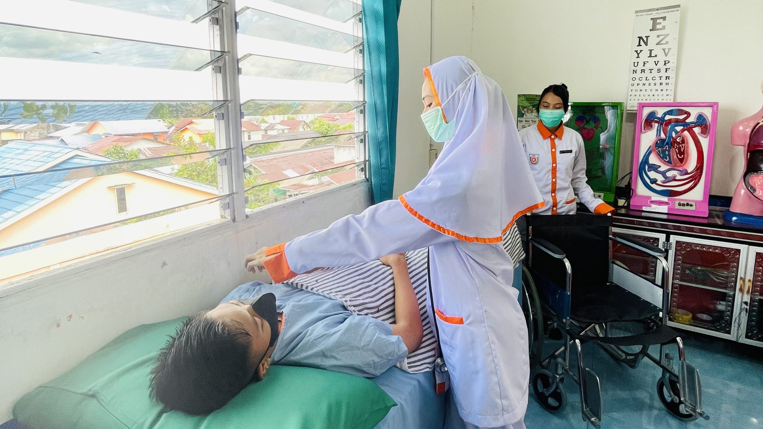 Mahasiswa STIKes Istara Nusantara melakukan simulasi klinik keperawatan di laboratorium praktik dengan bimbingan dosen profesional