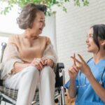 Perawat berkomunikasi dengan pasien sebagai bagian dari keterampilan komunikasi perawat di layanan kesehatan modern