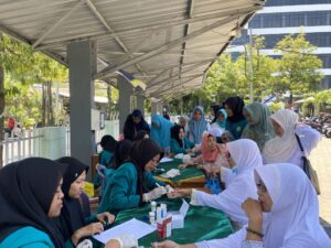 Mahasiswa STIKes Istara Nusantara memberikan edukasi kesehatan kepada masyarakat saat kegiatan pelayanan keperawatan di lapangan