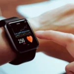 Mahasiswa keperawatan menggunakan teknologi wearable untuk memantau tanda vital secara real-time.