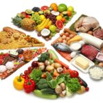 Ilustrasi konsep gizi seimbang yang menunjukkan porsi makanan sehat seperti sayur, buah, protein, dan karbohidrat