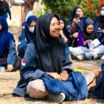 Mahasiswa berkumpul di area kampus sebagai ilustrasi kesehatan mental dan interaksi sosial yang positif