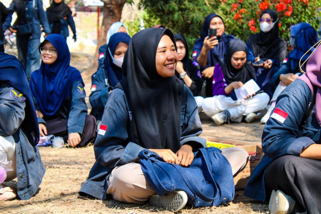 Mahasiswa berkumpul di area kampus sebagai ilustrasi kesehatan mental dan interaksi sosial yang positif