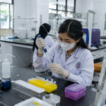 mahasiswa berlatih di laboratorium kesehatan modern