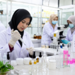 prospek karir D3 Farmasi di industri kosmetik dan laboratorium