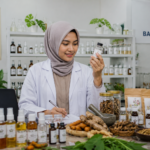 mahasiswa farmasi herbal meracik bahan alami di laboratorium
