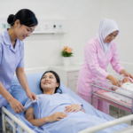 mahasiswa belajar perbedaan perawat dan bidan di laboratorium