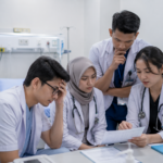 mahasiswa melakukan simulasi dalam proses belajar mahasiswa kesehatan
