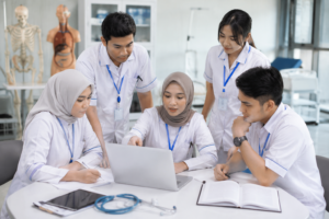 mahasiswa berlatih simulasi klinis untuk kompetensi tenaga kesehatan