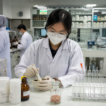 mahasiswa praktikum di laboratorium jurusan farmasi