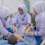 mahasiswa praktik di laboratorium D3 Kebidanan