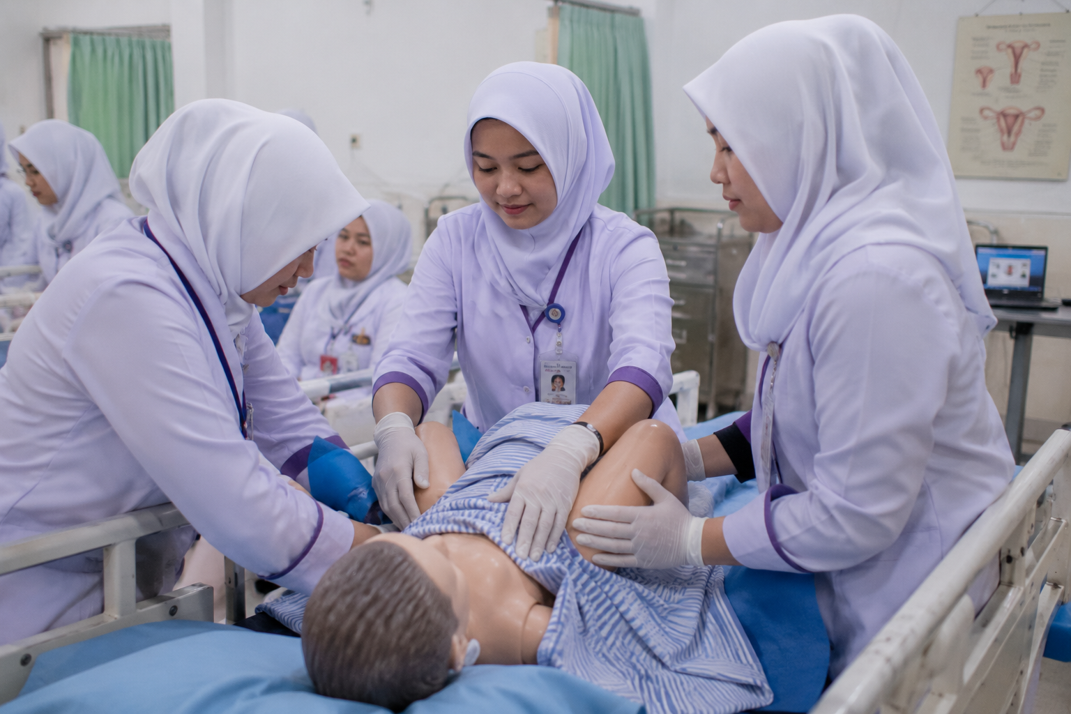 mahasiswa praktik di laboratorium D3 Kebidanan