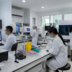 laboratorium kesehatan ideal dengan peralatan modern