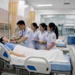 mahasiswa sedang berlatih di ruang praktik mirip rumah sakit