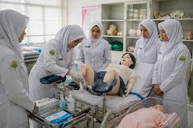 image-45 Program Studi 'Keperawatan Estetika' (Esthetic Nurse) Pertama di Indonesia, Belajar Suntik Filler & Botox, Lulusan Langsung Diserap Klinik Kecantikan Mewah