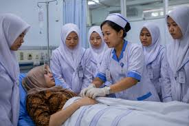 image-48 Keperawatan vs Kebidanan, Mana yang Lebih Cocok untuk Mahasiswa Baru?