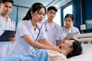 Mahasiswa STIKES Istara mengikuti simulasi Clinical Decision Making STIKES Istara menggunakan manekin pasien di laboratorium keperawatan modern.