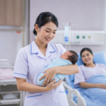 Lulusan kebidanan sedang memberikan pelayanan kesehatan ibu dan bayi di rumah sakit.