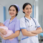Mahasiswa Program Studi Kebidanan dan Keperawatan sedang mengikuti praktik klinik di laboratorium kesehatan modern dengan bimbingan dosen