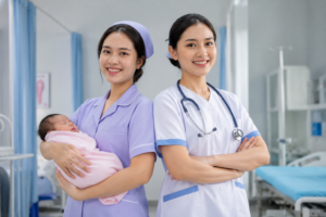 Mahasiswa Program Studi Kebidanan dan Keperawatan sedang mengikuti praktik klinik di laboratorium kesehatan modern dengan bimbingan dosen