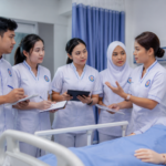 Clinical Reasoning STIKES Istara dengan mahasiswa keperawatan melakukan simulasi pengambilan keputusan klinis di laboratorium.