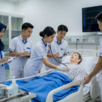 Laboratorium Simulasi Modern di kampus kesehatan dengan manekin medis, alat kesehatan lengkap, dan mahasiswa sedang praktik klinis
