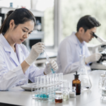 Laboratorium Farmasi dengan mahasiswa yang sedang melakukan praktikum analisis obat menggunakan peralatan laboratorium modern.