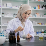 Mahasiswa Program Studi D3 Farmasi STIKES Istara sedang praktikum di laboratorium farmasi.