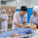 Mahasiswa sedang praktik di Laboratorium STIKES Istara menggunakan alat kesehatan modern bersama dosen pembimbing
