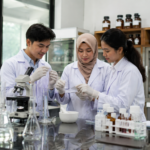 Laboratorium Farmakologi STIKES Istara menampilkan mahasiswa melakukan praktikum obat dan terapi menggunakan peralatan laboratorium modern bersama dosen pembimbing.