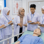 Mahasiswa STIKES Istara berdiskusi mengenai clinical reasoning di laboratorium keterampilan klinis bersama dosen pembimbing