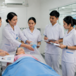 Mahasiswa Program Studi STIKES Istara mengikuti pembelajaran praktik klinik di laboratorium kesehatan modern bersama dosen pembimbing