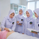 mahasiswa D3 Kebidanan mengikuti praktikum kebidanan di laboratorium kampus