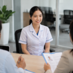 Lulusan baru mempersiapkan CV dan interview untuk mengikuti rekrutmen rumah sakit