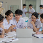 Berpikir Kritis Mahasiswa Keperawatan dikembangkan melalui pembelajaran berbasis kasus, praktikum, dan diskusi akademik.