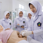 mahasiswa D3 Kebidanan mengikuti praktikum keterampilan kebidanan di laboratorium kampus