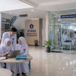 kampus STIKES 2026 berupa laboratorium dan ruang belajar mahasiswa kesehatan