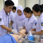Praktikum mahasiswa kesehatan di laboratorium untuk melatih keterampilan klinis