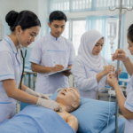 mahasiswa jurusan kesehatan banyak praktik melakukan pembelajaran langsung di laboratorium