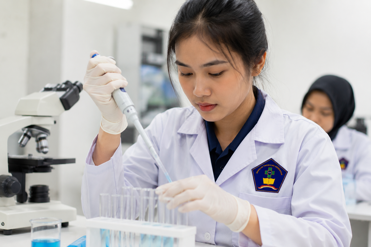 Mahasiswa mengikuti praktikum di laboratorium kesehatan untuk melatih keterampilan sebelum praktik lapangan